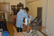 Praca przy konserwacji eksponatów muzealnych